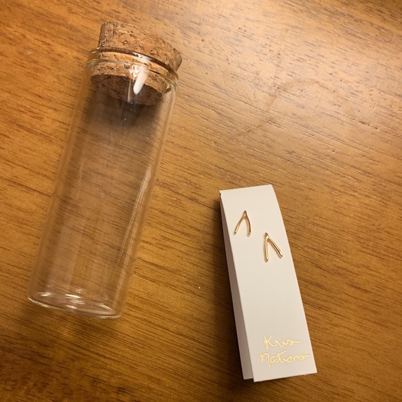 Tiny gold vermeil wishbone earrings - Picture 3 of 11